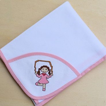 Fralda menina a saltar à corda