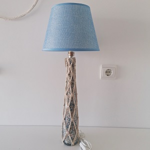 Candeeiro “Garrafa alta com abajur azul”