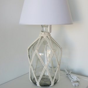 Candeeiro “Garrafão transparente, macramé e abajour branco”