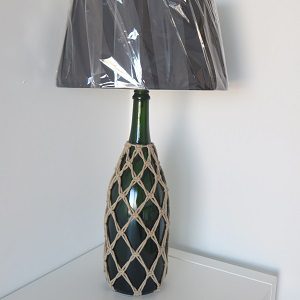 Candeeiro “Garrafa verde e abajour cinza”