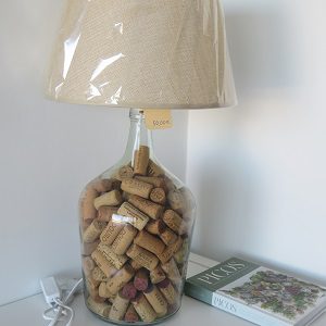 Candeeiro “Garrafão transparente com rolhas”